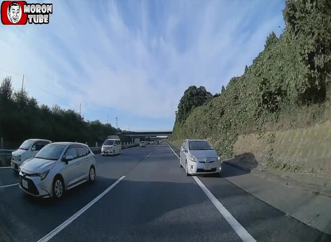 Video :Following a traffic collision, two drivers compete with one another